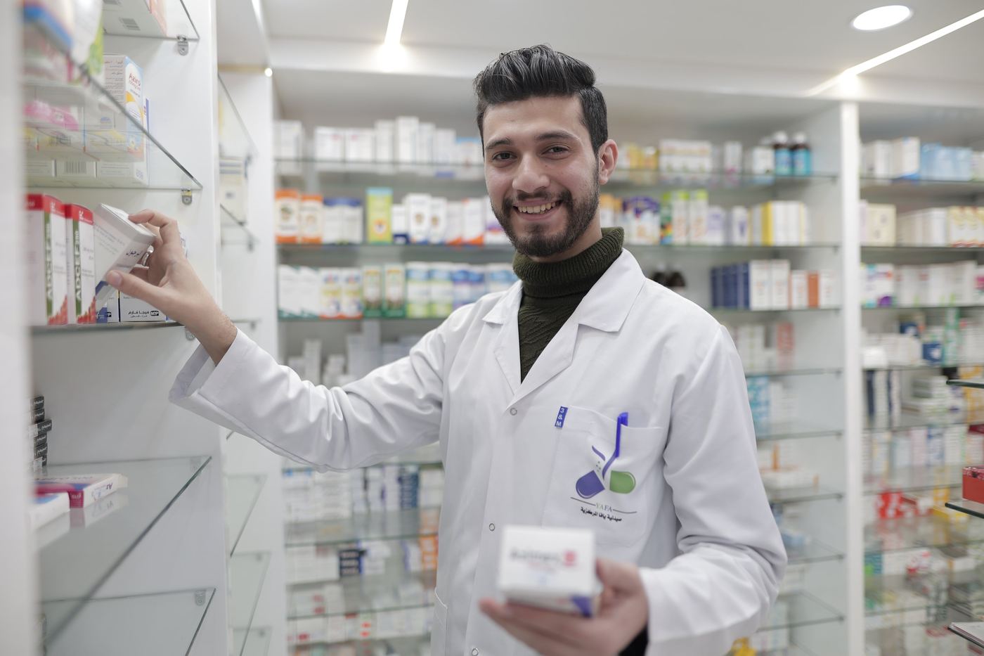 Apotheker im Beratungsgespräch – betriebliche Vorsorge für das Apothekenteam