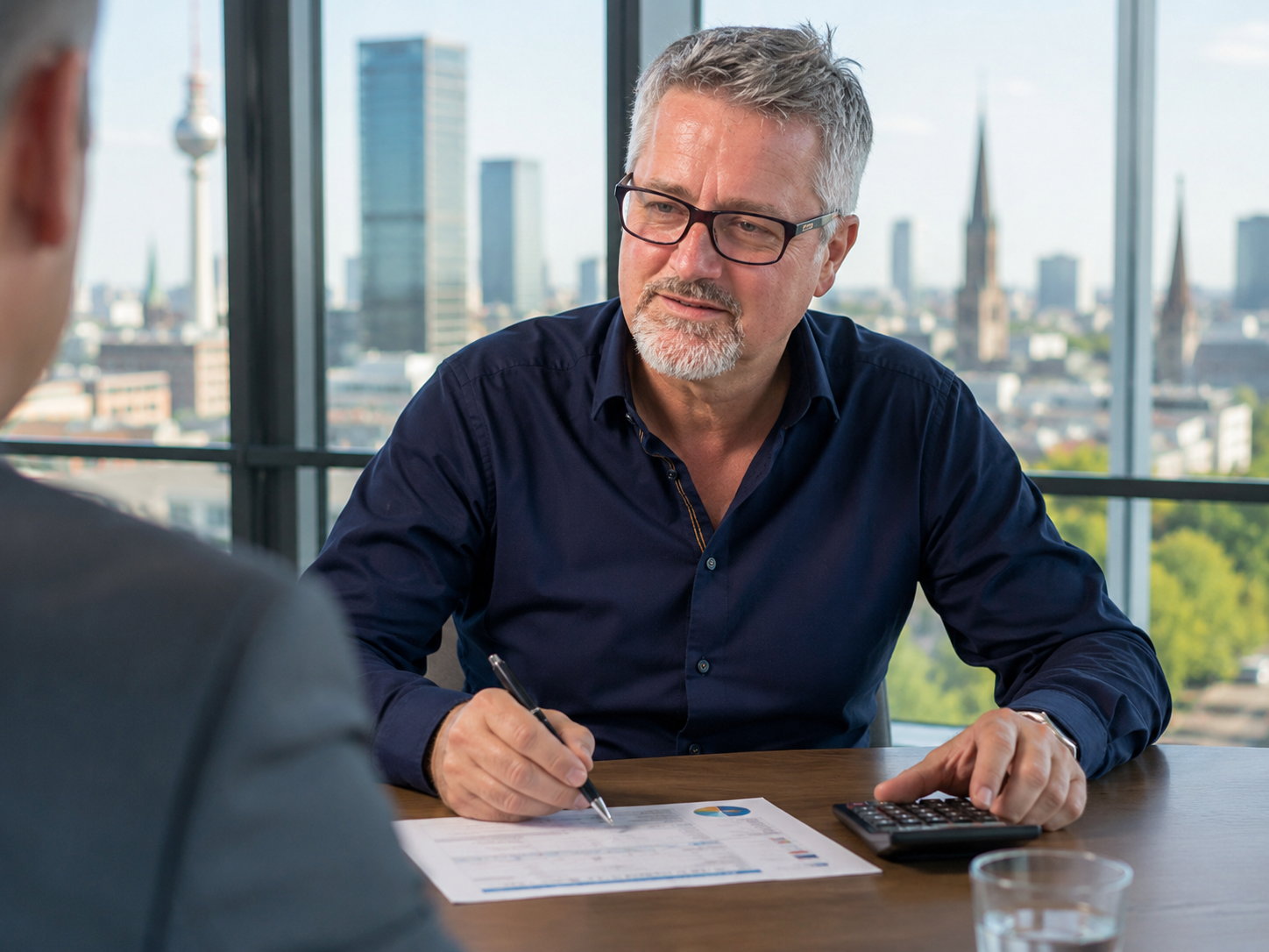 Markus Feistle im Beratungsgespräch an seinem Schreibtisch in Dortmund